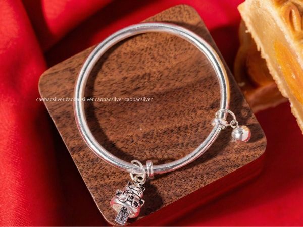 Ba Mẹ Cần Lưu Ý: Vì Sao Một Số Mẫu Trang Sức Bạc Không Phù Hợp Cho Trẻ Em?