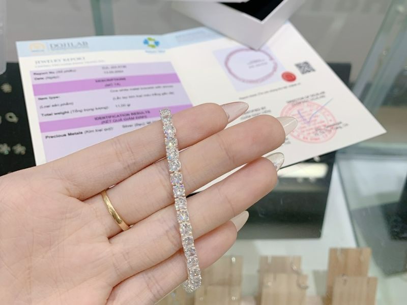 Hơn Cả Trang Sức: Ý Nghĩa Tâm Linh Của Vòng Bạc Truyền Thống Đối Với Trẻ Em Việt