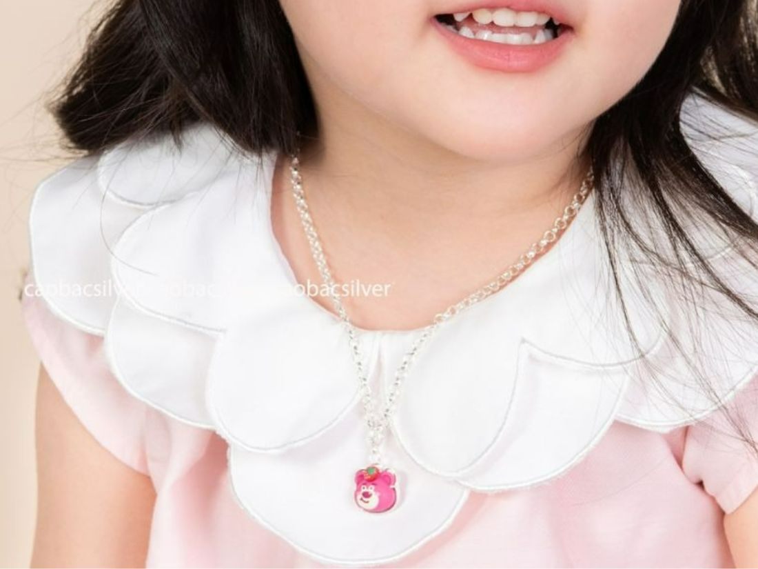 Nên Đeo Bạc Liên Tục Hay Tháo Ra Khi Tắm/Ngủ? Hướng Dẫn Tối Ưu Hóa Độ Bền Cho Vòng Bạc Của Bé