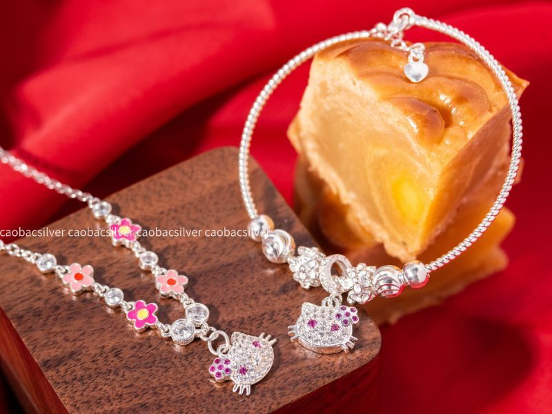 Chọn Phong Cách Vòng Bạc Nào Phù Hợp Với Cá Tính Của Bé?