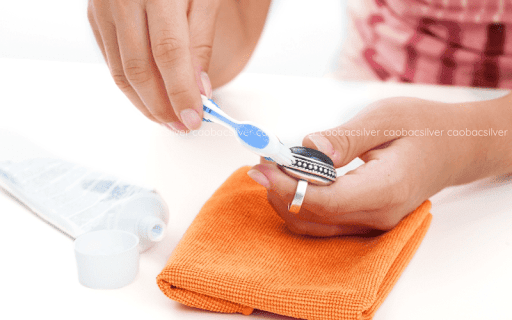 Đừng Vội Dùng Kem Đánh Răng Đánh Sáng Bạc Khi Chưa Biết Những Điều Này!