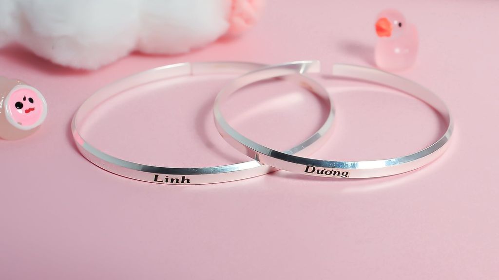 Mỗi Chiếc Vòng Bạc Khắc Tên Là Một Lời Nhắn Riêng