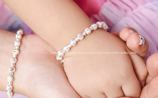 Nguồn Gốc Phong Tục “Đeo Bạc Cho Trẻ Nhỏ” Qua Góc Nhìn Đông - Tây