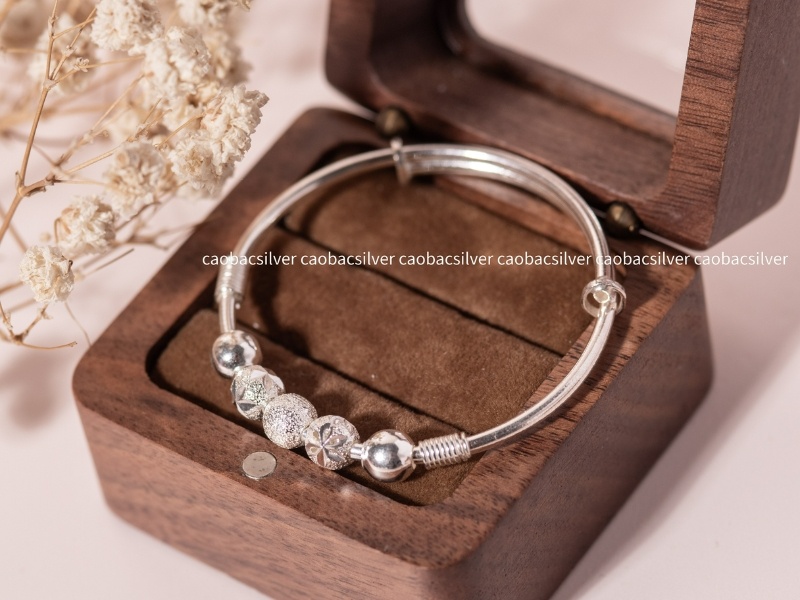 Món Trang Sức Thường Bị Lãng Quên: Lắc Chân Bạc - Đeo Cho Bé Đến Khi Nào Là Vừa?