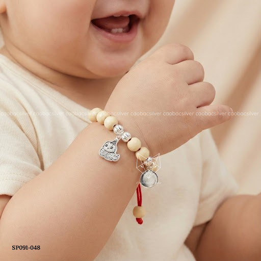 Vòng Dâu Tằm Kết Hợp Với Charm Bạc: Lợi Ích Và Lưu Ý