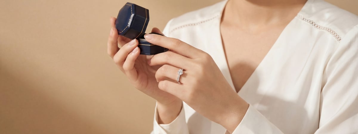 Nhẫn nữ bạc Việt Nam xi vàng trắng đính kim cương MOISSANITE