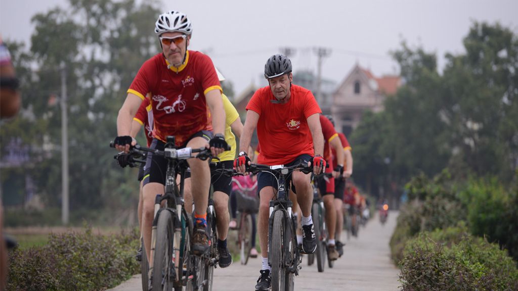 CYCLING SLOWLY FROM BANGKOK TOWARD HANOI TOGETHER