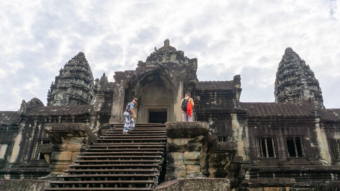 SOUTHEAST ASIA CYCLING FROM PAKSE TO SIEMREAP: TWO COUNTRIES, ONE RIVER