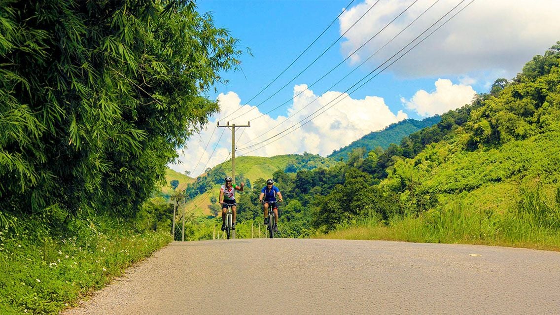 MOUNTAIN MORNINGS & BOWLFULS: NOODLE SOUPS FROM HANOI TO VIENTIANE