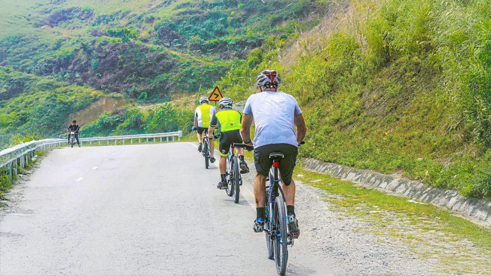 BICYCLE TOUR IN VIETNAM MOUNTAIN ROADS, FRIENDSHIP & ADVENTURE