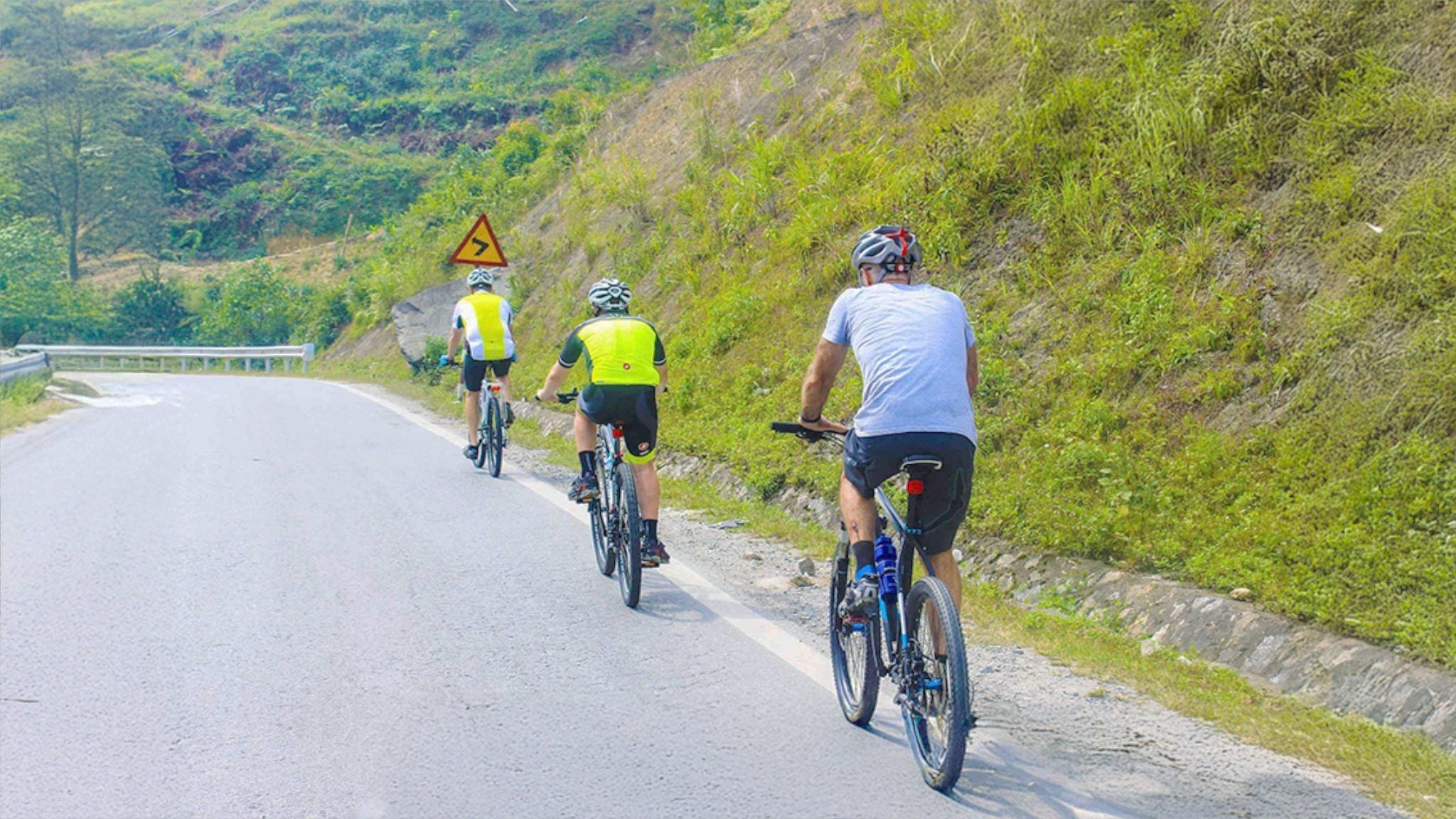 BICYCLE TOUR IN VIETNAM MOUNTAIN ROADS, FRIENDSHIP & ADVENTURE