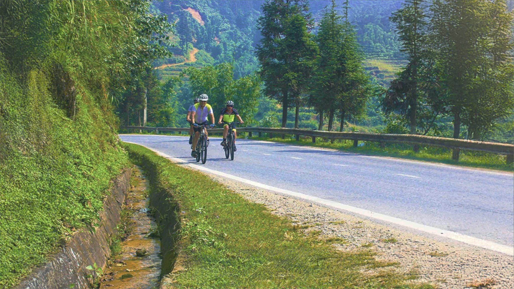 BICYCLE TOUR IN VIETNAM MOUNTAIN ROADS, FRIENDSHIP & ADVENTURE