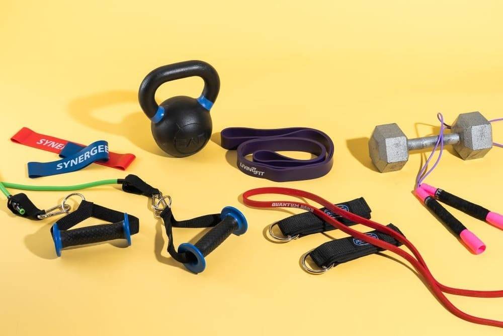 Cách lựa chọn dụng cụ dumbbell, kettlebell, resistance band và mức trọng lượng phù hợp