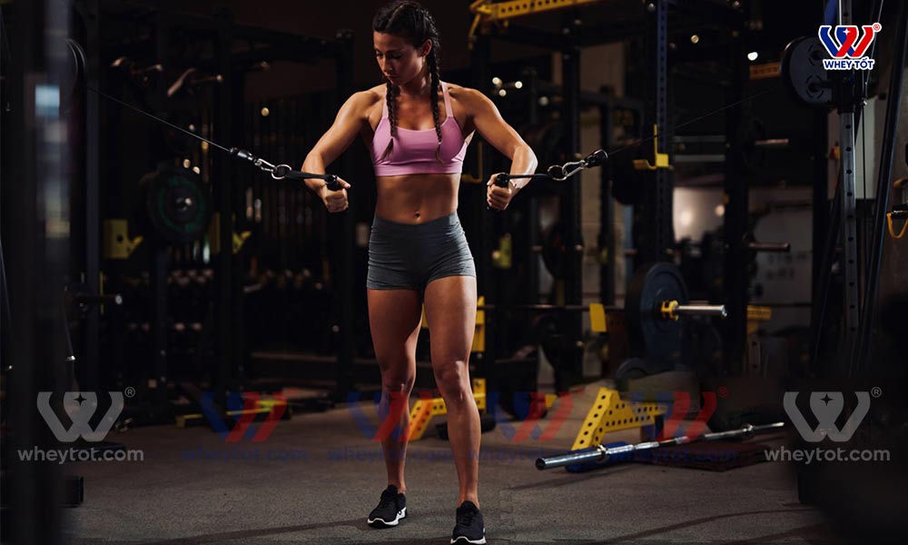 Bài tập ép ngực với cáp chéo