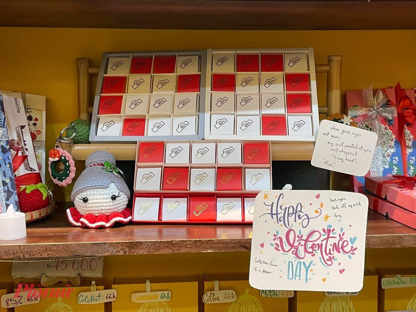 Giới trẻ xếp hàng tự làm sô-cô-la, vòng tay... dịp Valentine