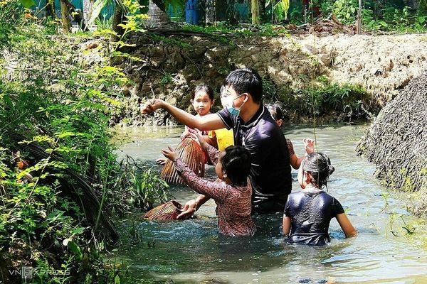 Cuối tuần về miền Tây học cách làm sô cô la thủ công vùng Chợ Gạo