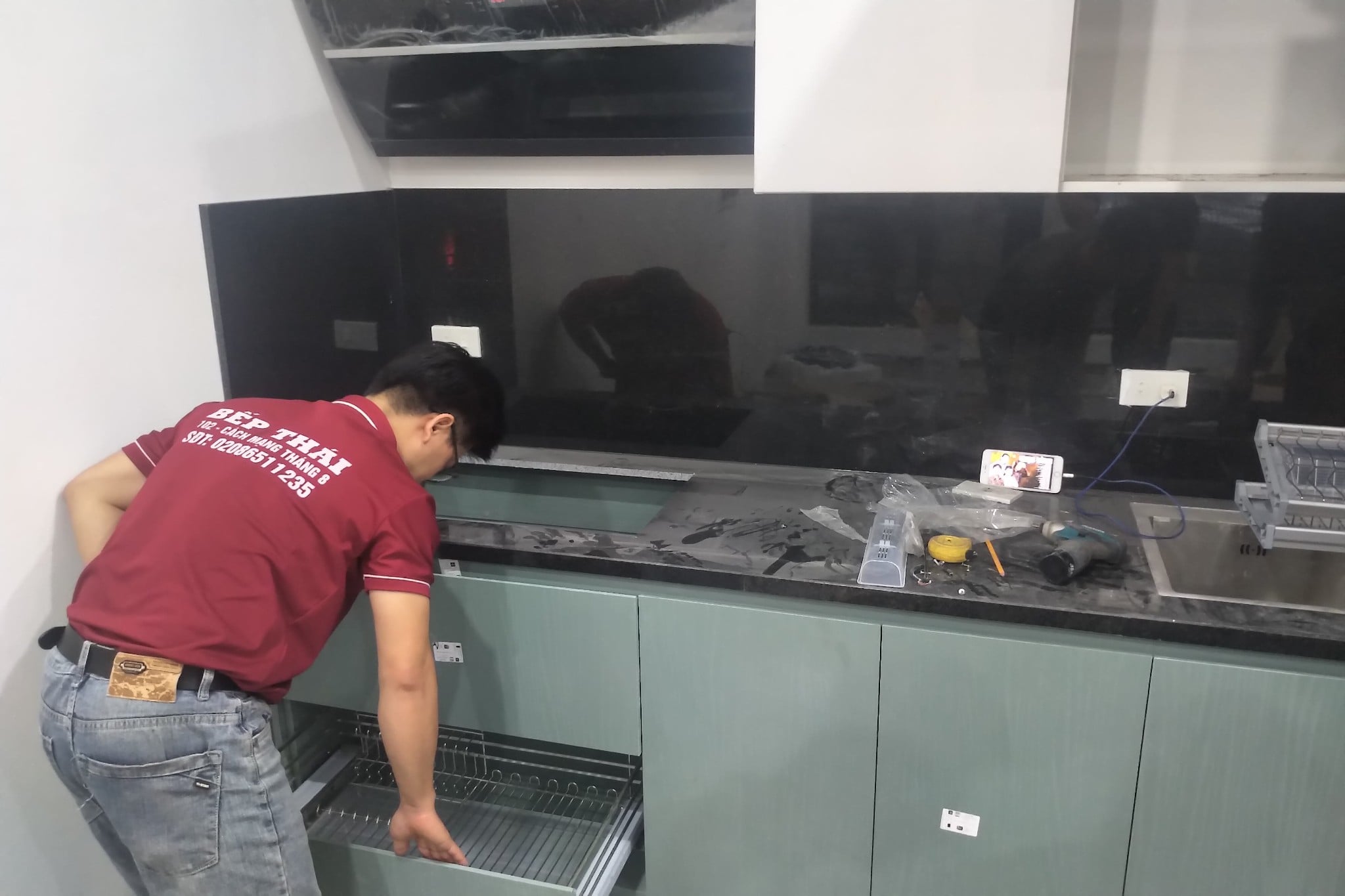 Khoảng cách tủ bếp trên cách tủ bếp dưới bao nhiêu thì hợp lý ???