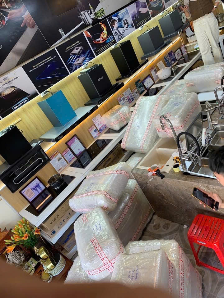 Mua hàng thiết bị nhà bếp hãy đến Tổng kho Bếp Hà Nội Grapbuy để nhận ưu đãi và thanh toán tại nhà, bảo hành tại nhà, yên tâm sử dụng. Giao hàng toàn quốc.