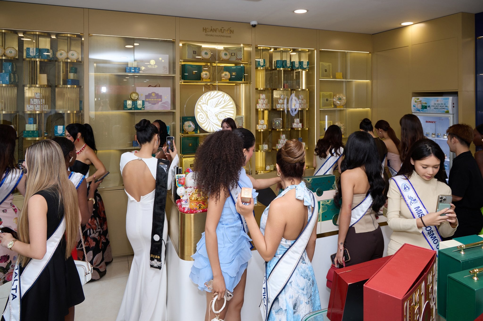 Miss Cosmo 2025 Ghé Thăm Showroom Yến Sào Hoàn Vũ Yến