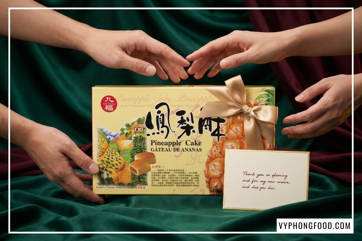 Hộp bánh dứa nổi tiếng Đài Loan thắt ruy băng vàng champagne làm quà tặng