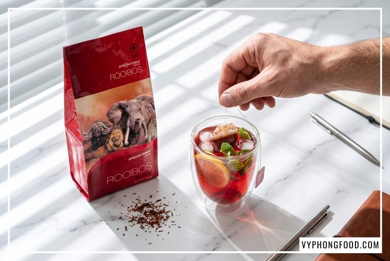 Ly trà thảo mộc thiên nhiên ướp đá kèm chanh tươi mát lạnh trên mặt bàn cẩm thạch công sở.