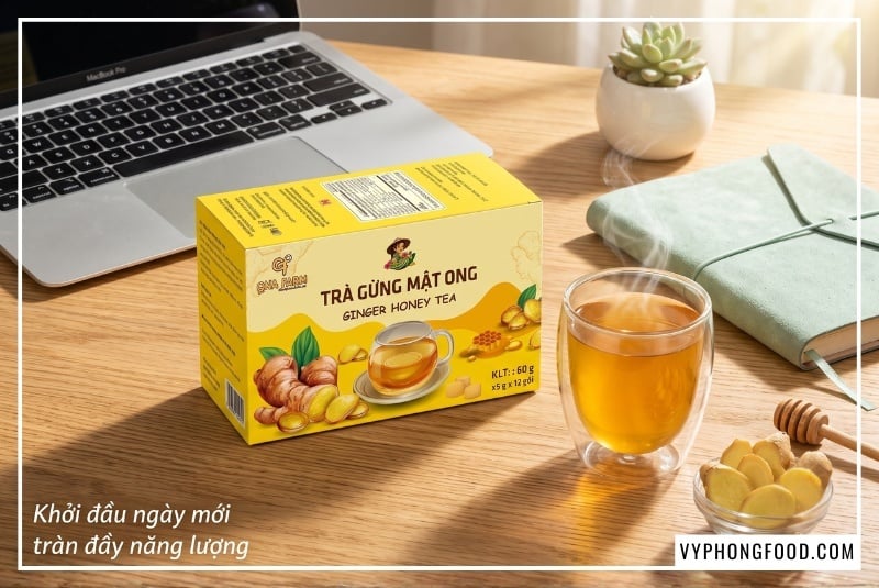 Hộp sản phẩm trà gừng QNA Farm cao cấp đặt trên bàn làm việc, minh họa trực quan cho bài viết tra cứu giá 1 hộp trà gừng mật ong qna farm quảng ngãi chính hãng tại hệ thống VyPhongFood.