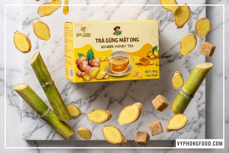 Phong cách chụp ảnh flatlay nghệ thuật tôn vinh nguồn nguyên liệu sạch, hỗ trợ đắc lực cho người dùng tìm kiếm thông tin về giá 1 hộp trà gừng mật ong qna farm quảng ngãi nguyên chất.
