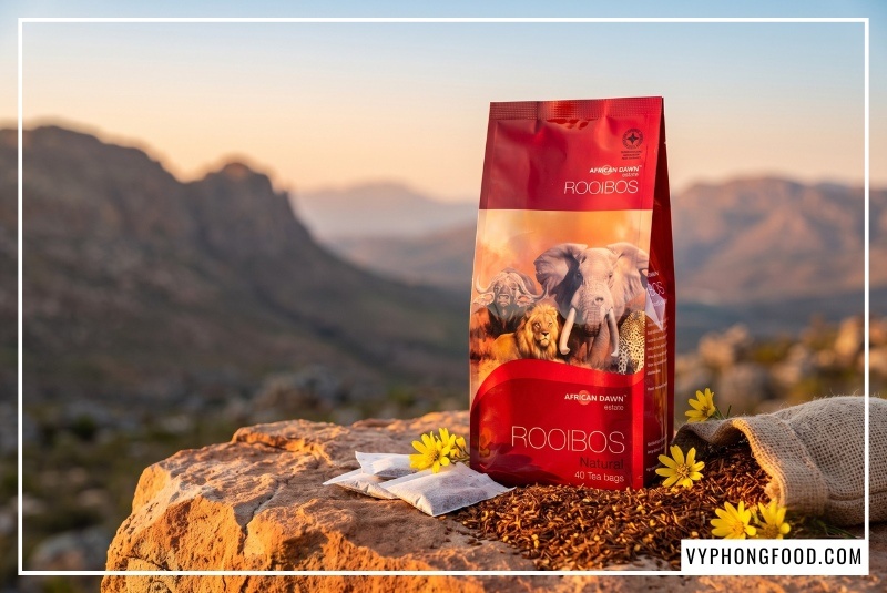 Bao bì Hồng trà Rooibos African Dawn Nam Phi đặt trên phiến đá vùng Cederberg phục vụ nhu cầu mua trà rooibos số lượng lớn tại Vy Phong Food.