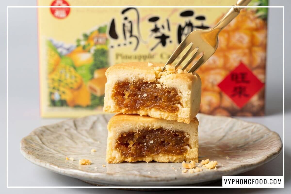 Cận cảnh mặt cắt ngang chiếc bánh dứa phô diễn lớp vỏ bơ mềm mịn bám sát khối nhân mứt dứa đặc ruột bóng bẩy.