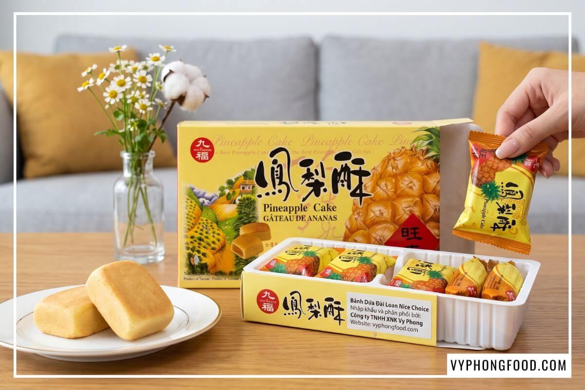 Hộp Bánh dứa Đài Loan Nice Choice 227g mở nắp bên cạnh hai chiếc bánh vàng ruộm trên bàn trà