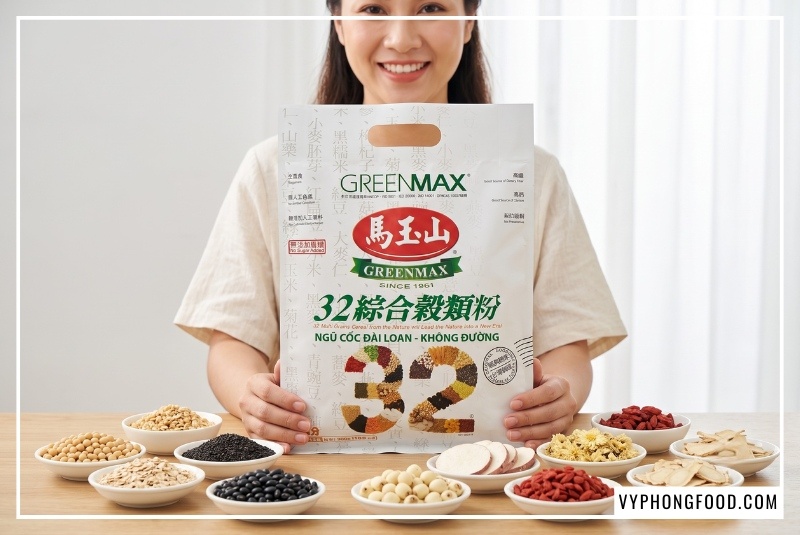 Mẹ bầu Việt Nam phúc hậu mỉm cười trân trọng cầm túi bột ngũ cốc cho bà bầu 3 tháng đầu không đường Greenmax Đài Loan xung quanh là các chén nguyên liệu tự nhiên yến mạch kỷ tử nhân sâm hạt sen.