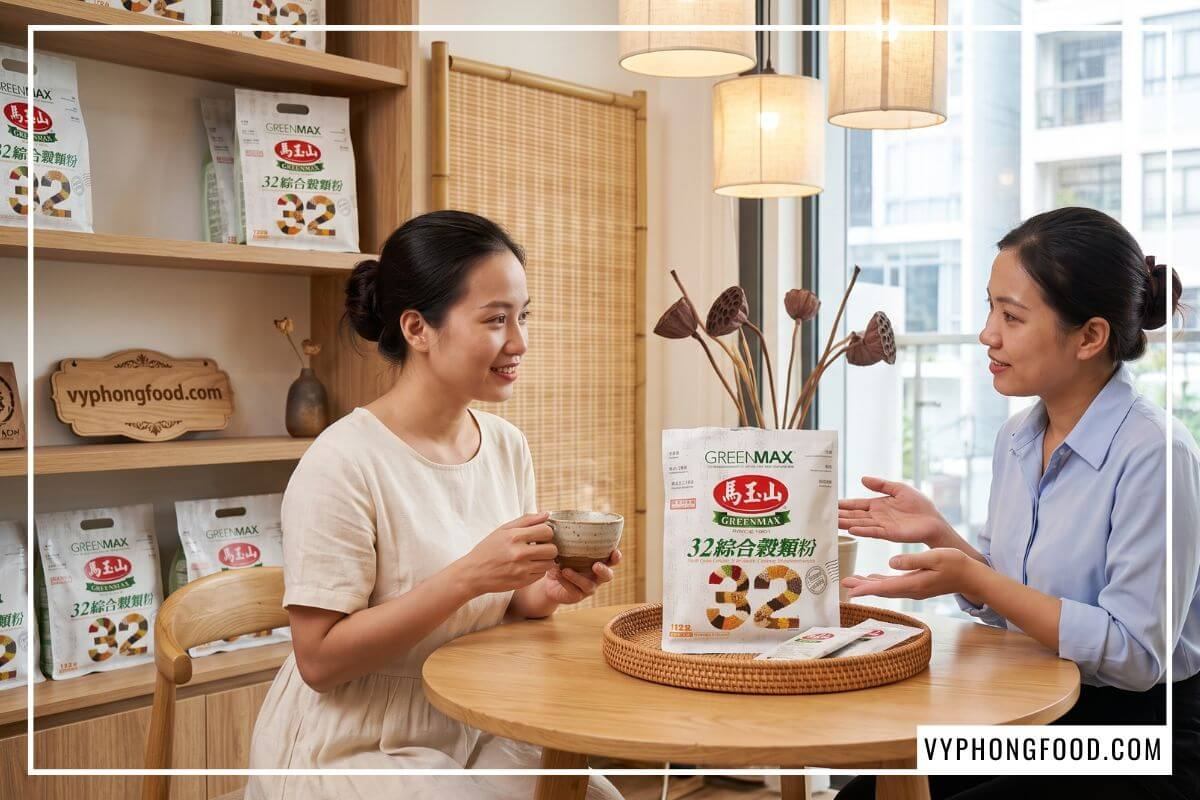 Khách hàng trò chuyện và tìm hiểu cách ăn chay đủ chất tại cửa hàng Vy Phong Food nhờ sản phẩm bột ngũ cốc dinh dưỡng trừ 32 loại hạt nhập khẩu của Đài Loan.