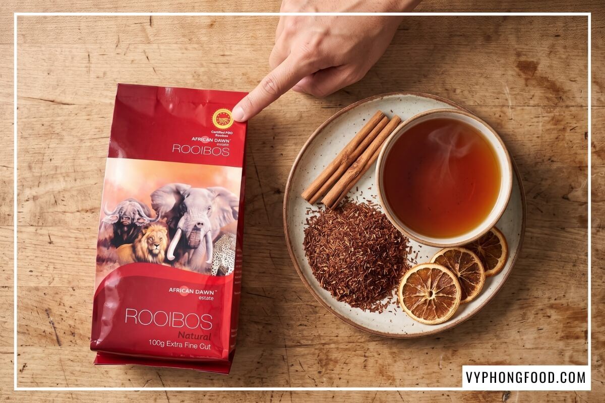 Bao bì trà rooibos African Dawn và đĩa lá trà khô, loại trà thảo mộc nào tốt cho người bệnh tiểu đường và mỡ máu