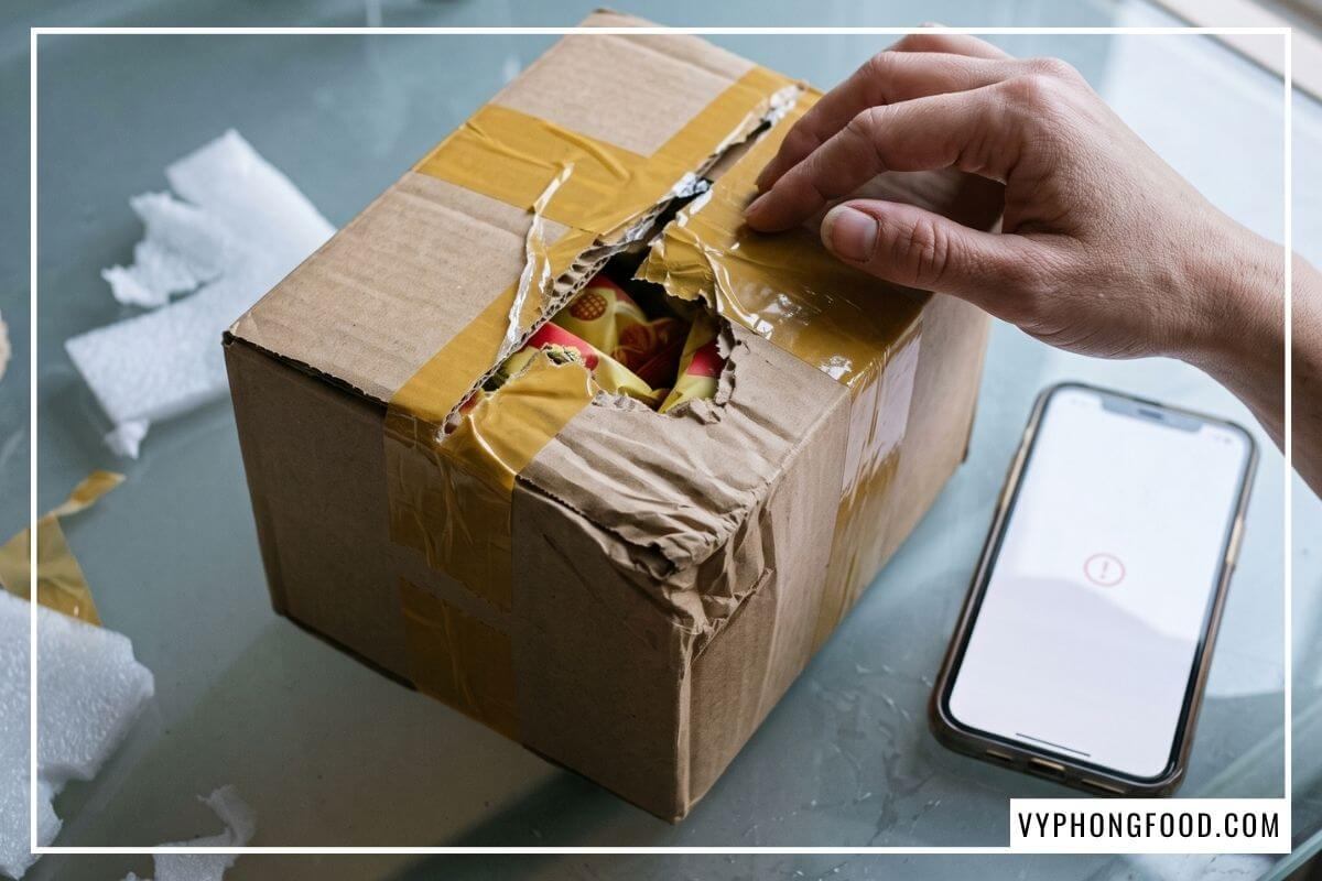 Kiện hàng móp méo gây thất vọng khi mua tại cửa hàng bánh dứa Đài Loan không có địa chỉ rõ ràng.