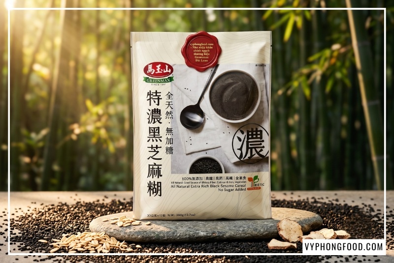 Bột ngũ cốc không đường từ mè đen Greenmax Đài Loan nhập khẩu chính ngạch giá sỉ tại vyphongfood.com đặt trên đá cuội thô giữa bối cảnh thiên nhiên tre xanh đầy nắng sớm.