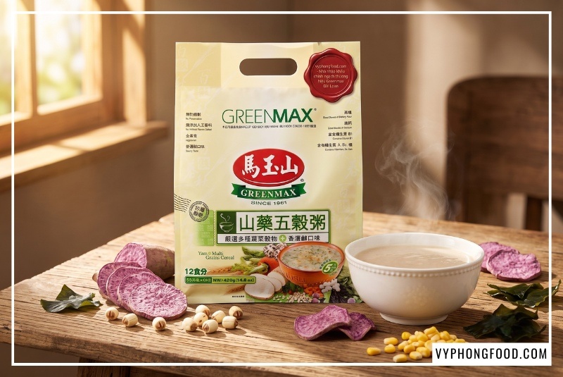 Bát cháo ngũ cốc dinh dưỡng từ khoai mỡ và các loại hạt Greenmax Đài Loan nóng hổi bốc khói nhẹ, đặt cạnh túi sản phẩm nhập khẩu chính ngạch giá sỉ từ vyphongfood.com.
