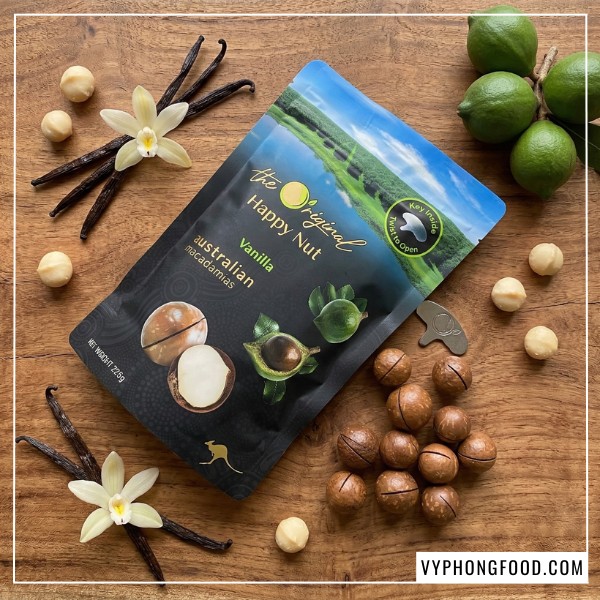 Mặt trước bao bì túi hạt macca Úc hương vani Happy Nut 225g chính hãng nguyên vỏ kèm dụng cụ tách hạt bằng thép không gỉ. Với dòng chữ The Original Happy Nut Vanilla Australian Macadamias nhập khẩu chính ngạch tại VIệt Nam.