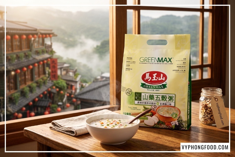Túi cháo ngũ cốc khoai mỡ và các loại hạt Greenmax Đài Loan đặt cạnh một bát cháo sánh mịn bốc khói có điểm xuyết rau củ sắc màu, hướng tầm nhìn ra thung lũng mờ sương của làng cổ Cửu Phần lãng mạn. Ảnh minh họa dòng ngũ cốc đài loan chính ngạch giá sỉ lý tưởng cho người lớn tuổi tiêu hóa khỏe mạnh.