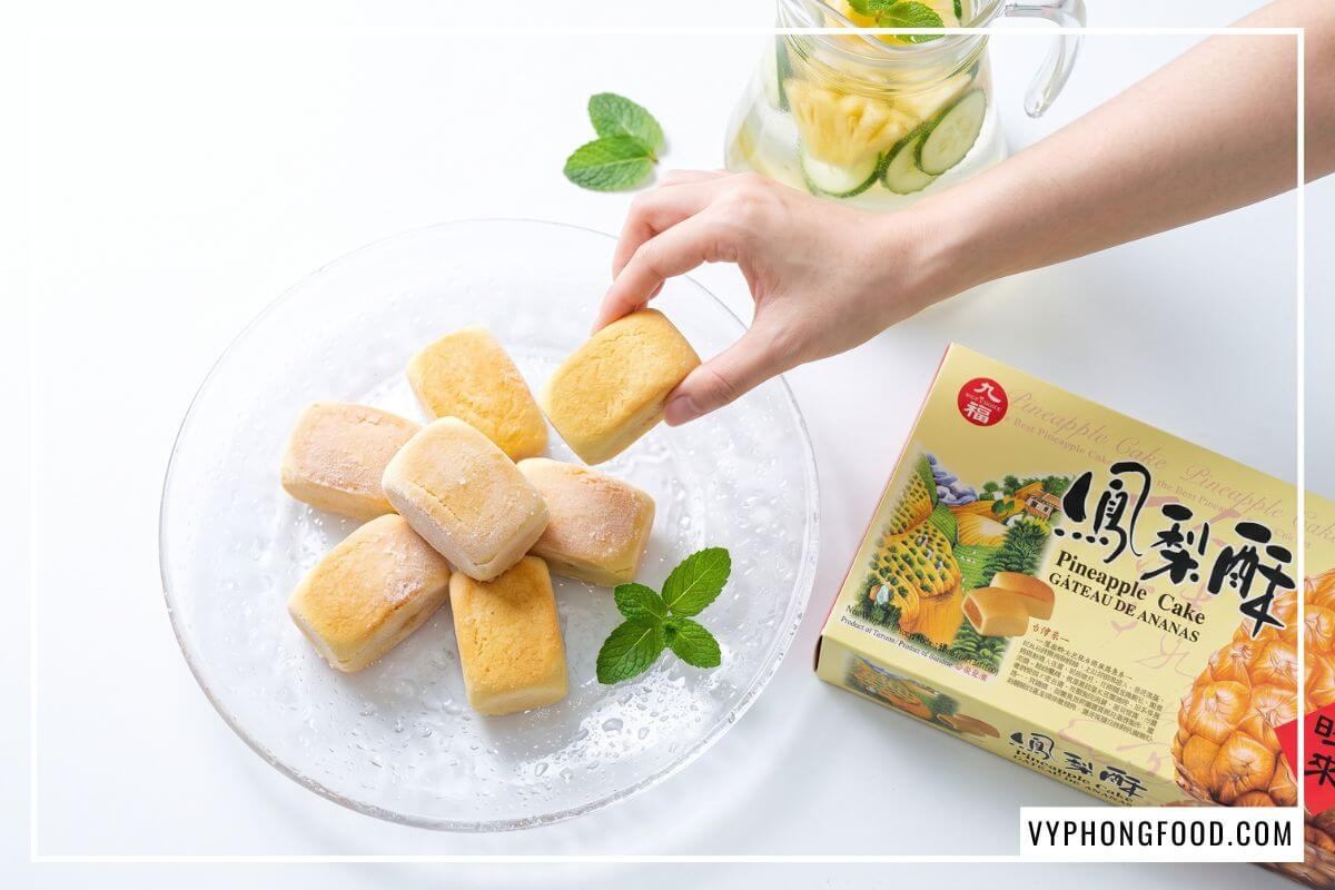 Bánh dứa Đài Loan ướp lạnh đọng sương trên đĩa pha lê cạnh bình nước detox dứa bạc hà tươi mát