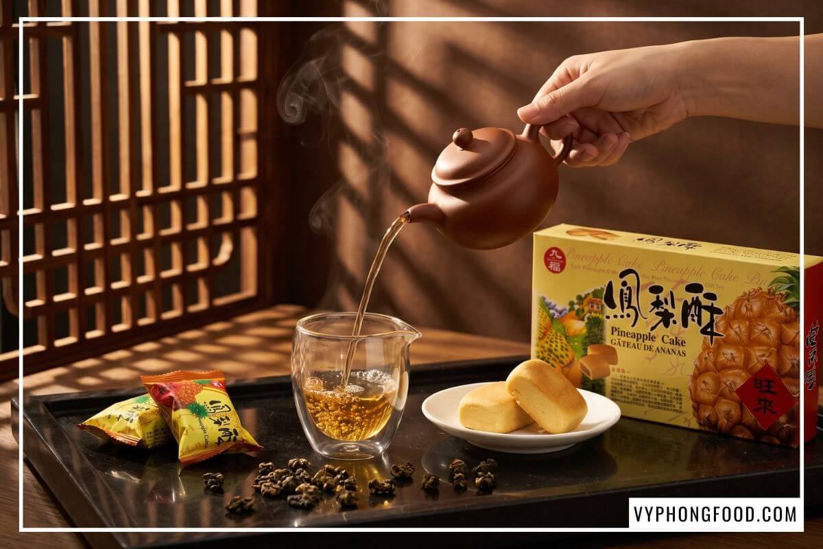 Rót trà Ô Long Đông Đỉnh vàng óng từ ấm tử sa bên cạnh đĩa bánh dứa Đài Loan nướng thơm lừng