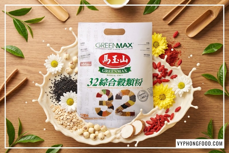 Ảnh flat-lay cận cảnh làn sóng sữa ngũ cốc mịn màng cuốn nhẹ các nguyên liệu mè đen bùi béo, vảy yến mạch nguyên cám, hoa cúc và kỷ tử xung quanh túi bột ngũ cốc dinh dưỡng không đường từ 32 loại hạt Greenmax Đài Loan, minh họa cho loại ngũ cốc nào tốt cho bà bầu.