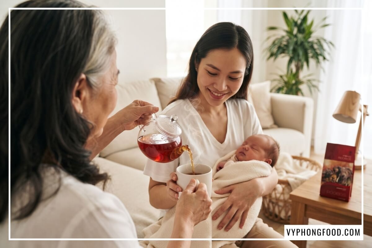 Gia đình dùng trà rooibos Nam Phi túi lọc cho phụ nữ cho con bú để bồi bổ sức khỏe sau sinh.