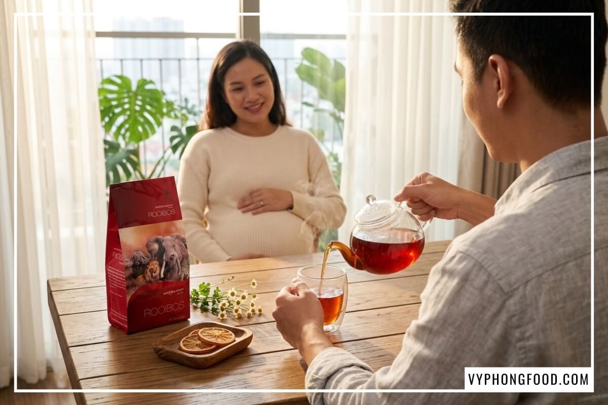 Chồng rót hồng trà rooibos Nam Phi ấm nóng cho vợ bầu cạnh gói trà African Dawn