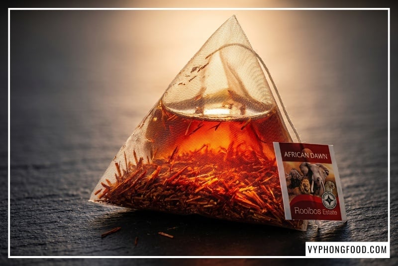 Hình ảnh hộp hồng trà rooibos Nam Phi túi lọc thương hiệu African Dawn nhập khẩu chính ngạch. Bài viết giải đáp thắc mắc trà rooibos mua ở đâu uy tín và hướng dẫn cách phân biệt trà thảo mộc tốt cho sức khỏe chính hãng do Vy Phong Food phân phối độc quyền tại Việt Nam.