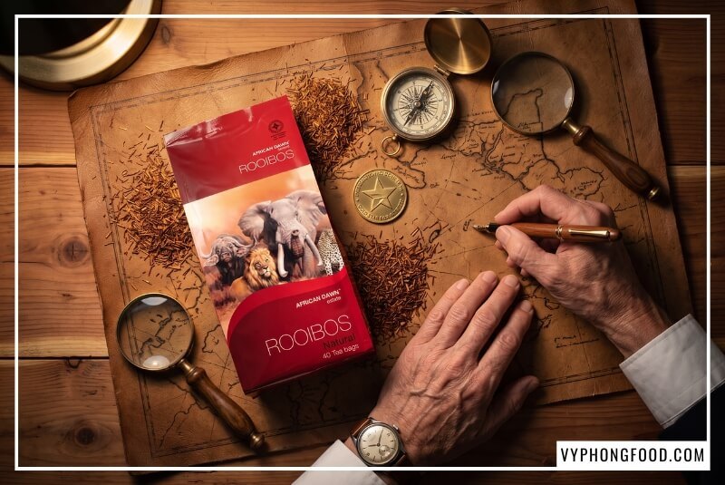 Kính lúp soi chứng nhận giải thưởng Ngôi sao Vàng Quốc tế về Chất lượng (International Gold Star Award for Quality) trên gói trà African Dawn thể hiện tác dụng của trà rooibos Nam Phi chuẩn gốc.