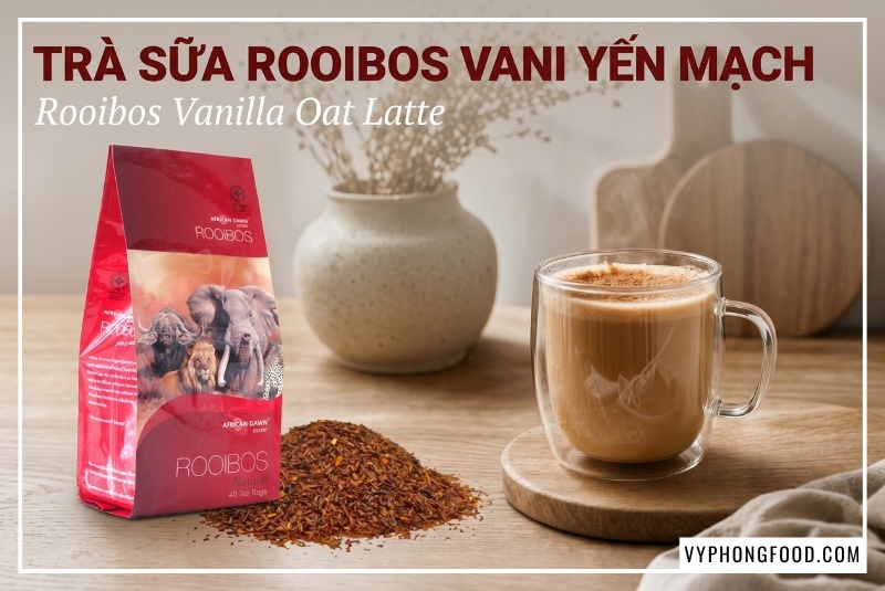 Một ly trà sữa rooibos vani yến mạch (Rooibos Vanilla Oat Latte) ấm nóng với lớp bọt sữa mịn màng và bột quế, được pha chế thủ công từ trà rooibos Nam Phi nguyên bản. Đây là thức uống lý tưởng từ trà thảo mộc không chứa caffeine, sử dụng trà rooibos túi lọc tiện lợi, mang đến trải nghiệm thưởng thức rooibos tea chuẩn vị như một loại trà thảo mộc lành mạnh, giúp nuôi dưỡng sức khỏe mỗi ngày.