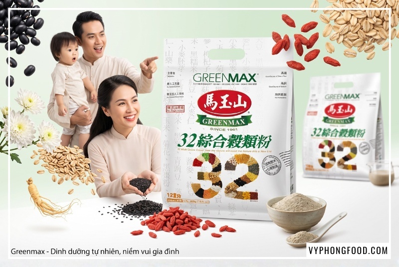 Cận cảnh túi ngũ cốc dinh dưỡng cho mẹ sau sinh thương hiệu Greenmax được bao quanh bởi các nguyên liệu hạt tự nhiên rực rỡ như mè đen, yến mạch, hoa cúc, cùng hình ảnh gia đình trẻ đang tương tác vui vẻ với các loại hạt.