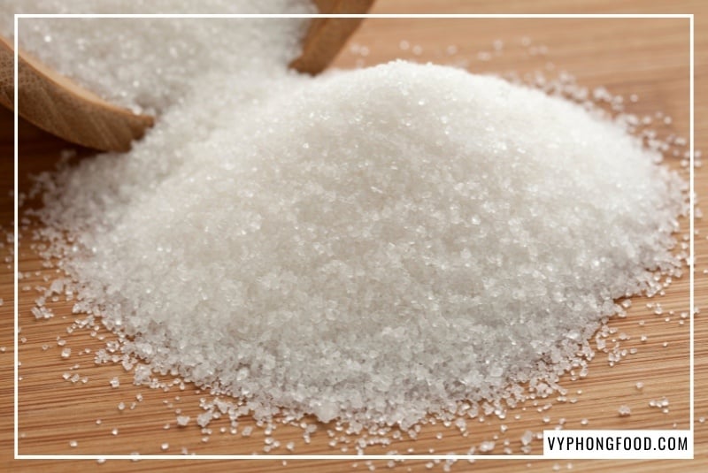 Hộp Đường cỏ ngọt Sugarless dạng lon 350g đặt trong không gian bếp hiện đại, minh họa trực quan cho bài viết phân tích lượng calo trong đường ăn kiêng thực chất là bao nhiêu, giúp người nội trợ hiểu rõ tác dụng của cây cỏ ngọt và chất tạo ngọt stevia tự nhiên trong việc cắt giảm năng lượng dư thừa và bảo vệ sức khỏe gia đình.