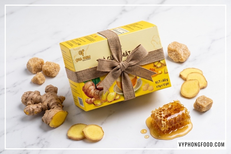 Nghệ thuật sắp đặt hộp trà cùng gừng sẻ Tiên Phước và mật ong rừng tự nhiên, khẳng định chất lượng cao cấp tương xứng với mức giá 1 hộp trà gừng mật ong QNA Farm Quảng Ngãi.