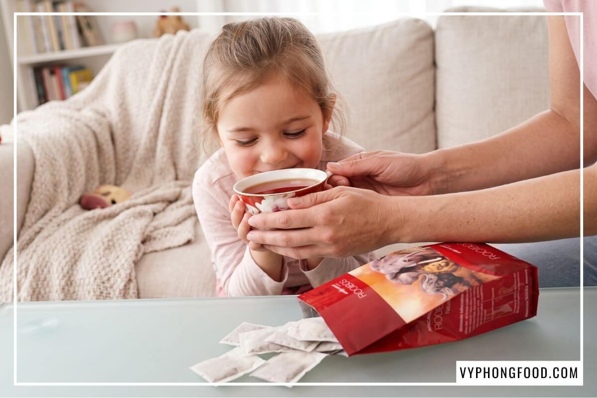 Cậu bé nhắm hờ mắt mỉm cười hít ngửi làn khói mỏng từ ly nước mẹ đang cầm trên tay tại phòng khách.